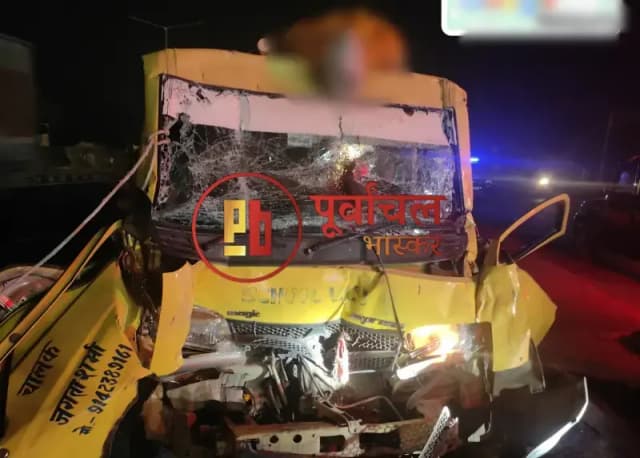 Chandauli News: ट्रक में पीछे से घुसी मैजिक, अंतिम संस्कार में जा रहे 15 लोग घायल.
