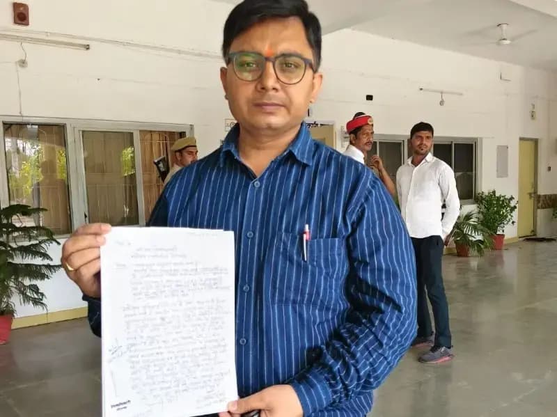 Sonbhadra News: बघुआरी में सड़क निर्माण को लेकर ग्रामीणों में आक्रोश, कार्रवाई न होने पर आंदोलन की चेतावनी.