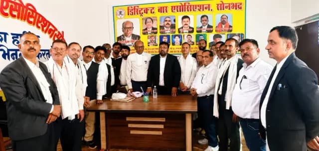 Sonbhadra News: भीषण गर्मी को देखते हुए 15 वरिष्ठ अधिवक्ताओं को किया गया गमछा वितरण, अधिवक्ता वेलफेयर ट्रस्ट को मजबूत बनाने पर जोर.
