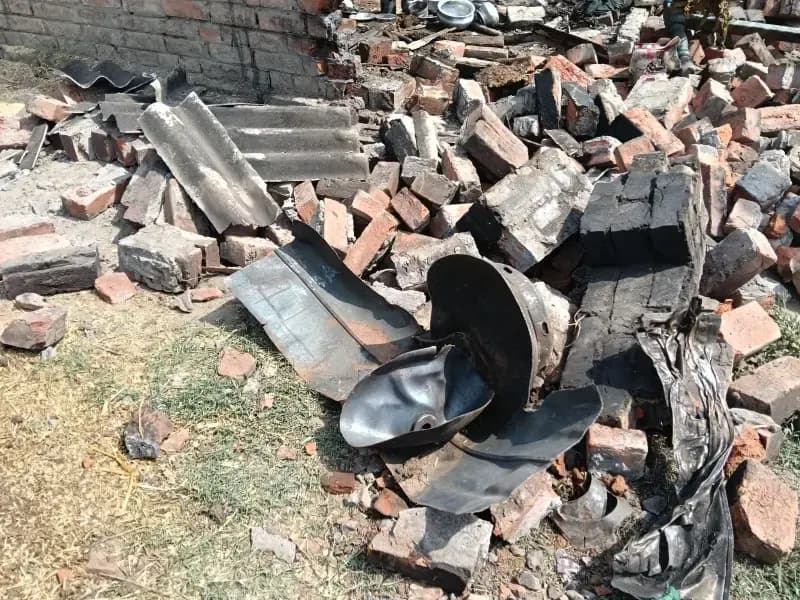 Chandauli News: आधी रात सिलेंडर ब्लास्ट से दहला गांव, धमाके में पांच घायल, मकान के उड़े परखच्चे.
