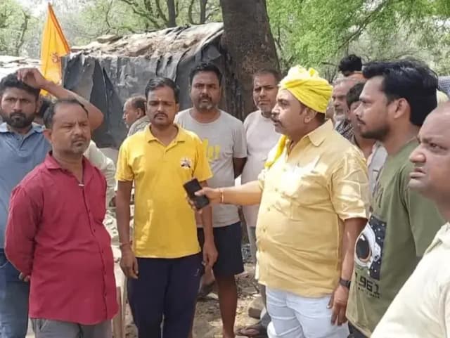 Sonbhadra News: रेलवे ओवर ब्रीज़ निर्माण को लेकर तैयारियां तेज, पैदल व बाइक चालकों के लिए वैकल्पिक व्यवस्था की मांग.