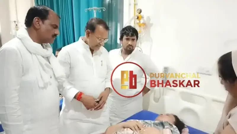Chandauli News: घायल सपा नेत्री गार्गी पटेल से मिलने जिला अस्पताल पहुंचे भाजपा नेता राणा सिंह, गरमाई राजनीती.
