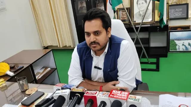 Sonbhadra News: आंधी-बारिश अलर्ट पर प्रशासन सख्त, गांव-गांव मुनादी और शायरन बजाकर चलाया जा रहा जागरूकता अभियान.
