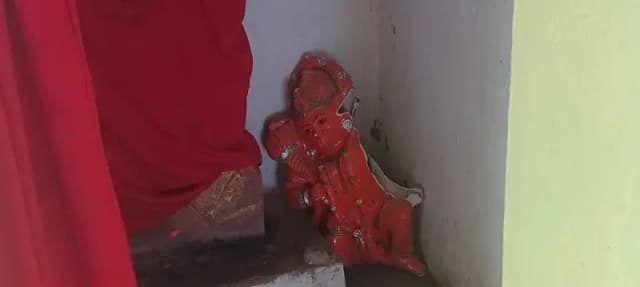Sonbhadra News: धार्मिक आस्था पर प्रहार, हनुमान जी की मूर्ति तोड़ने से गांव में तनाव.