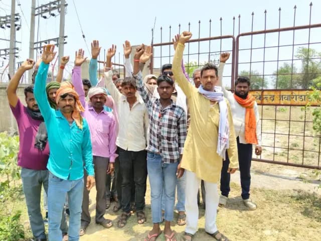 Sonbhadra News: 17 दिन से अंधेरे में बालू टोला, ट्रांसफार्मर न लगने पर ग्रामीणों का फूटा गुस्सा.