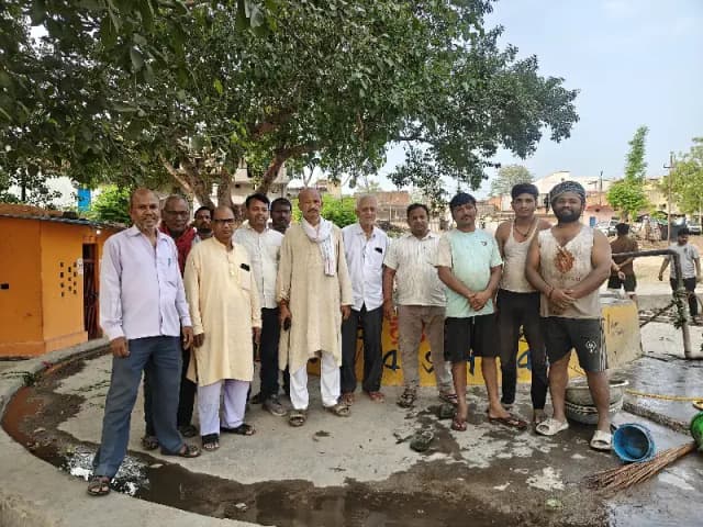 Sonbhadra News: जल संकट के बीच बीजपुर में पुराने कुएं को मिला नया जीवन, लोगों ने किया श्रमदान.