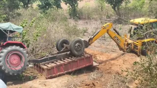 Sonbhadra News: ट्रैक्टर पलटने से 17 वर्षीय किशोर की मौत, तीन घायल.
