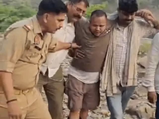 Sonbhadra News: पुलिस मुठभेड़ में अंतरराज्यीय मादक पदार्थ तस्कर गिरफ्तार, 58.75 लाख रुपये की अफीम, डोडा व कार बरामद.