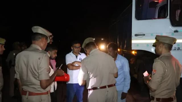 Sonbhadra News: एसपी ने रात्रि गश्त कर कानून-व्यवस्था की जांच की, विभिन्न थाना क्षेत्रों का भ्रमण कर व्यवस्थाओं का लिया जायजा.