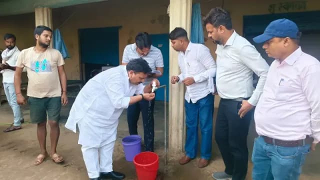 Sonbhadra News: प्रभारी मंत्री रविन्द्र जायसवाल ने हर घर नल योजना परखी.