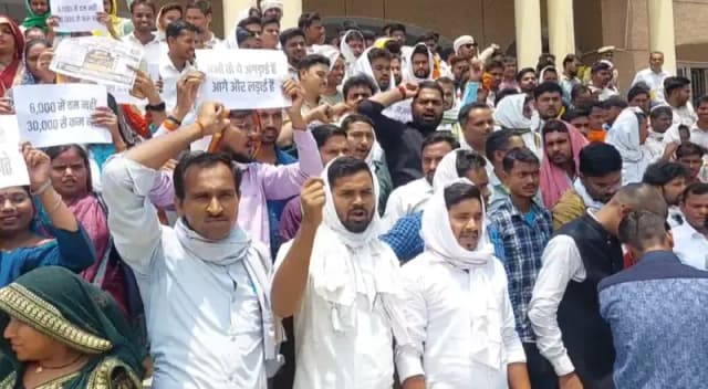 Sonbhadra News: मानदेय बढ़ाने समेत पांच सूत्रीय मांगों को लेकर पंचायत सहायकों ने सौंपा ज्ञापन, 15 जून को लखनऊ कूच की चेतावनी.