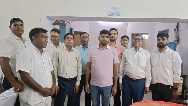 Sonbhadra News: सहायक विद्युत अभियंता एम.पी. गुप्ता को भावभीनी विदाई, अधिकारियों और कर्मचारियों ने दी शुभकामनाएं.
