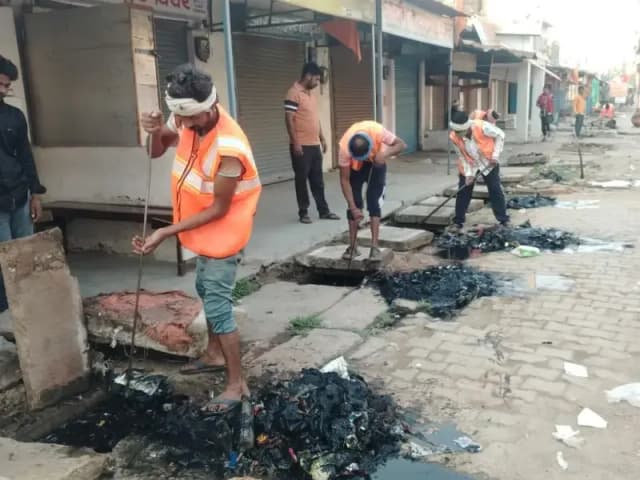 Sonbhadra News: बरसात से पहले नगर निकायों में चला विशेष स्वच्छता अभियान, नालों-नालियों की कराई गई सफाई.