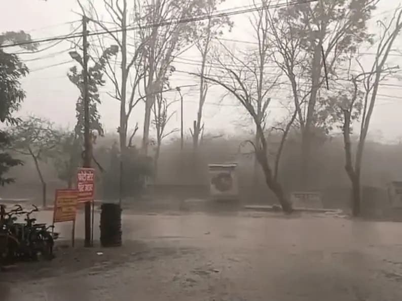 Sonbhadra News: जिले में आंधी-बारिश का व्यापक असर, गर्मी से मिली राहत; डीएम ने लोगों से फोटो और वीडियो या अन्य जानकारी साझा करने की अपील की.