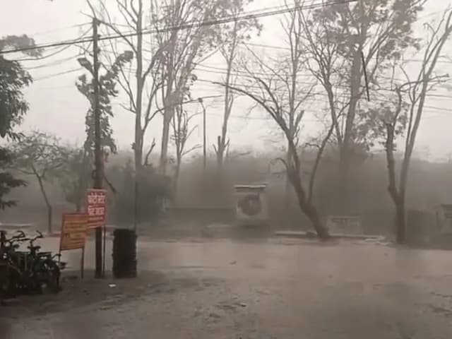 Sonbhadra News: जिले में आंधी-बारिश का व्यापक असर, गर्मी से मिली राहत; डीएम ने लोगों से फोटो और वीडियो या अन्य जानकारी साझा करने की अपील की.