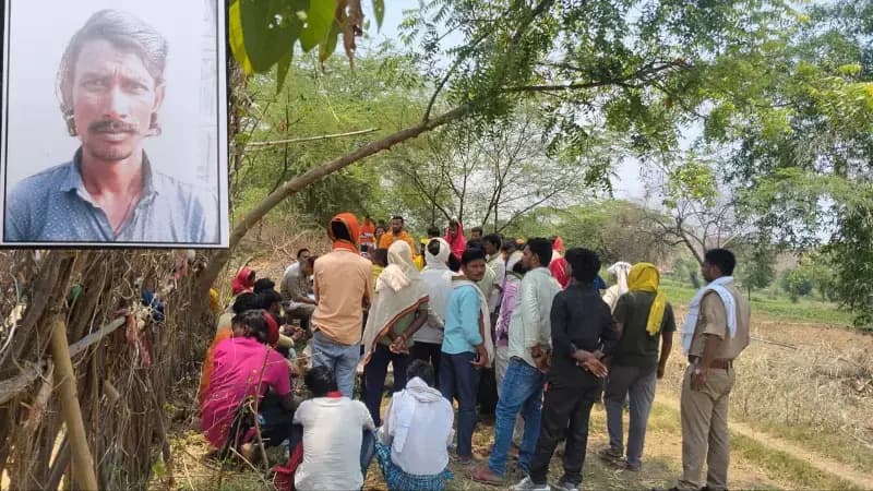 Sonbhadra News: संदिग्ध परिस्थितियों में युवक का शव फंदे से लटका मिला, हत्या की आशंका से परिजनों में आक्रोश.