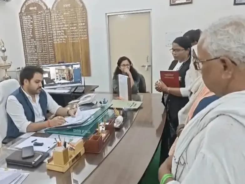 Sonbhadra News: ब्लास्टिंग से उड़ते पत्थरों ने बढ़ाई चिंता, खदान बंद कराने को लेकर जिलाधिकारी दरबार पहुंचे ग्रामीण.