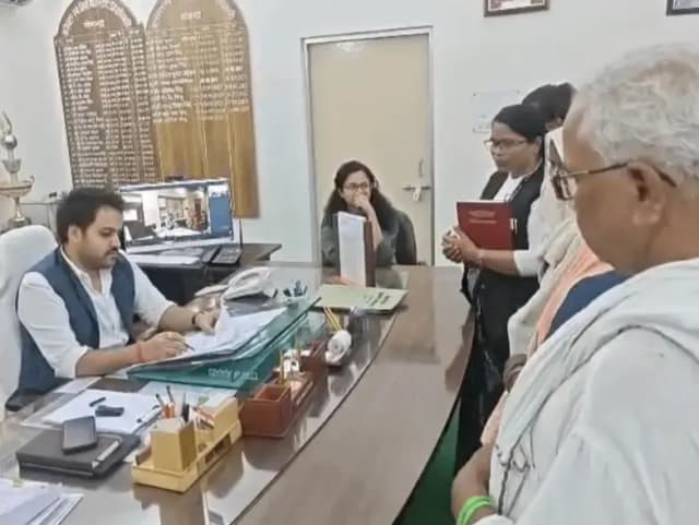 Sonbhadra News: ब्लास्टिंग से उड़ते पत्थरों ने बढ़ाई चिंता, खदान बंद कराने को लेकर जिलाधिकारी दरबार पहुंचे ग्रामीण.