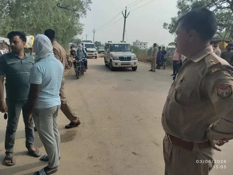 Chandauli News: डंफर की टक्कर से युवक की मौत, 10 दिनों में तीसरे हादसे से फूटा लोगों का गुस्सा.
