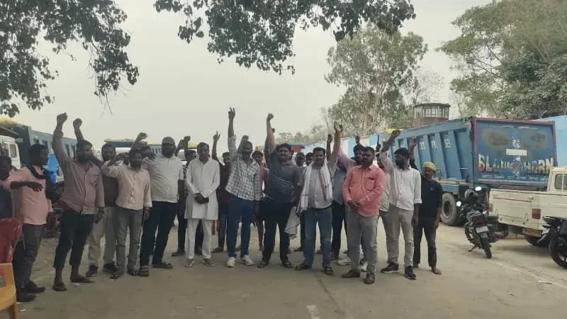 Sonbhadra News: राख परिवहन ठप: ट्रक मालिकों का अनिश्चितकालीन धरना, रेट बढ़ाने को लेकर ठेकेदारों के खिलाफ खोला मोर्चा.