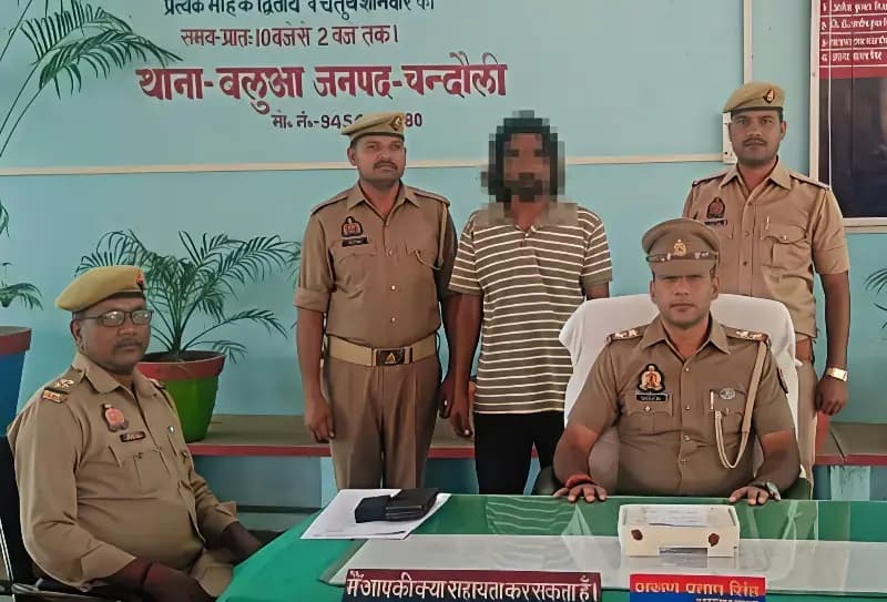 Chandauli News:‘भौकाल’ बनाने के लिए लहराया तमंचा, पुलिस ने 24 घंटे में दबोचा; अवैध असलहा बरामद.
