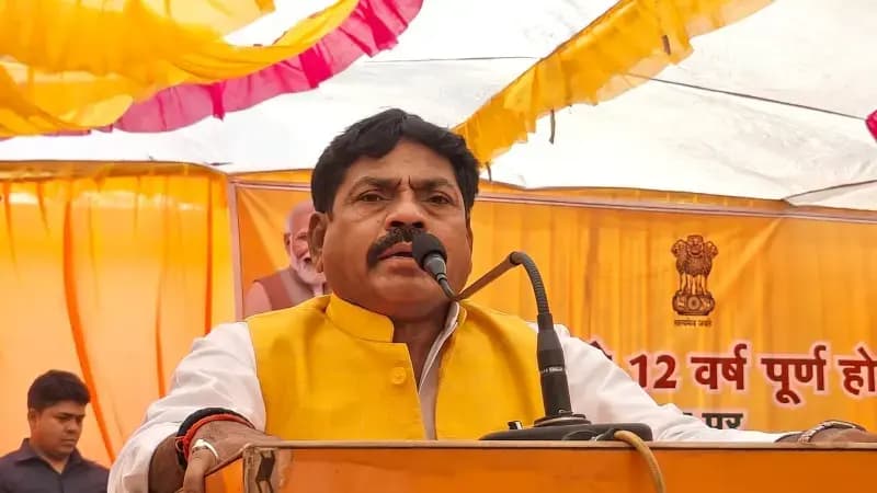 Chandauli News: जन चौपाल में पहुंचे प्रभारी मंत्री संजीव कुमार गोंड, अधिकारियों को दिए त्वरित निस्तारण के निर्देश.
