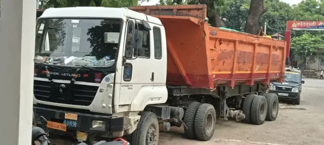 Chandauli News: किश्त बकाया पर ट्रक उठाना पड़ा भारी, फाइनेंस एजेंसी का यार्ड संचालक गिरफ्तार; ट्रक बरामद.
