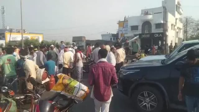 Chandauli News: गैस सिलेंडर की किल्लत पर भड़का जनाक्रोश, हाईवे जाम कर किया प्रदर्शन.
