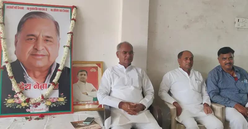 Chandauli News: गड़ई नदी खुदाई में भेदभाव और सड़क चौड़ीकरण पर उठे सवाल, पूर्व सांसद रामकिशुन ने साधा निशाना.
