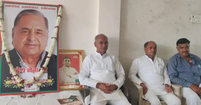 Chandauli News: गड़ई नदी खुदाई में भेदभाव और सड़क चौड़ीकरण पर उठे सवाल, पूर्व सांसद रामकिशुन ने साधा निशाना.
