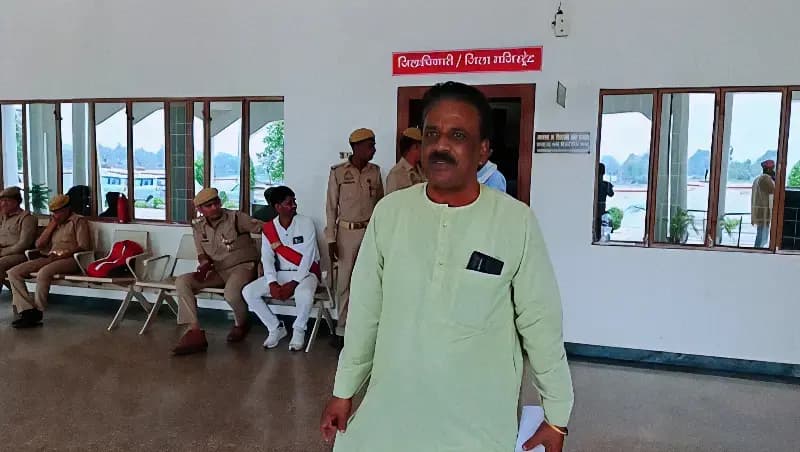 Chandauli News: सैयदराजा नगर पंचायत में वित्तीय अनियमितताओं के आरोप, पूर्व नगर पंचायत अध्यक्ष पहुंचे डीएम दरबार.
