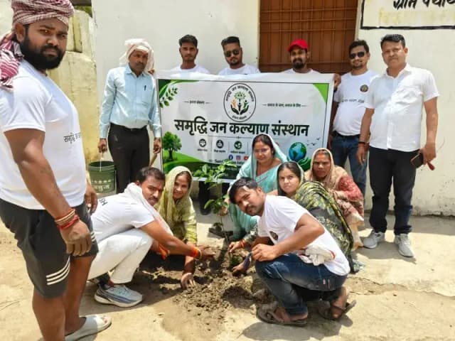 Sonbhadra News: बीजपुर में समृद्धि जन कल्याण संस्थान ने चलाया वृक्षारोपण अभियान, पर्यावरण संरक्षण का दिया संदेश.