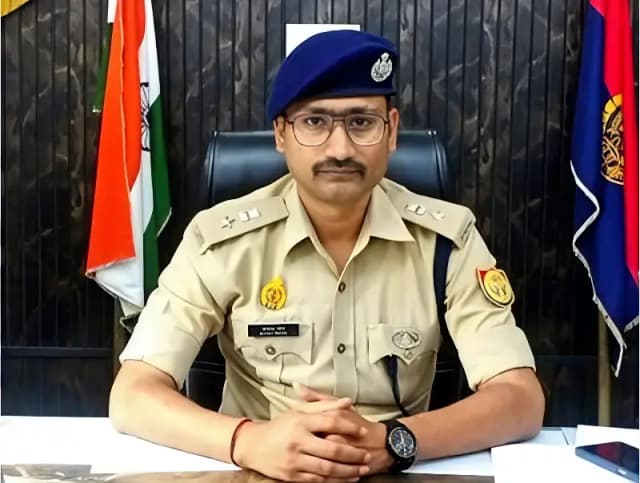 Chandauli News: कार्य में लापरवाही और अनुशासनहीनता के मामले में एसपी ने दरोगा को किया निलंबित, विभागीय जांच के आदेश.
