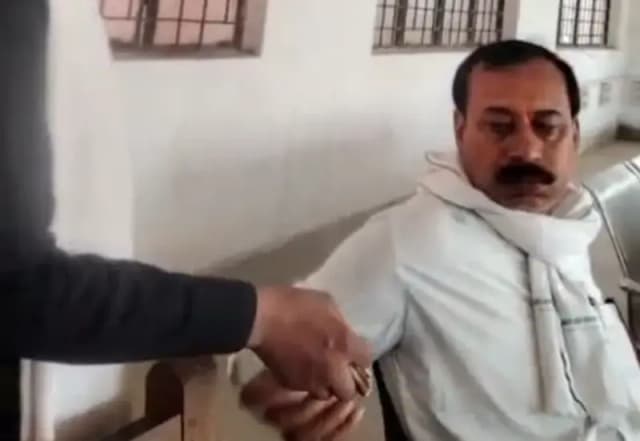 Sonbhadra News: रिश्वत लेने का वीडियो वायरल! कानूनगो पर निलंबन की संस्तुति, लेखपाल हटाए गये.
