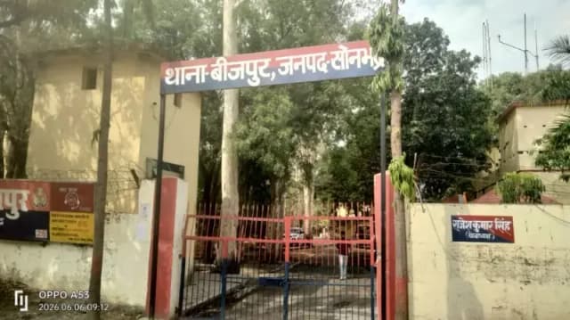 Sonbhadra News: युवक का शव पेड़ से लटका मिला, जांच में जुटी पुलिस।
