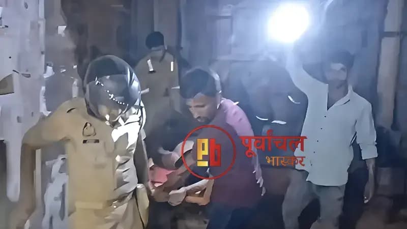 Chandauli News: सड़क चौड़ीकरण कार्य के दौरान दीवार गिरने से मजदूर की मौत, एक घायल.

