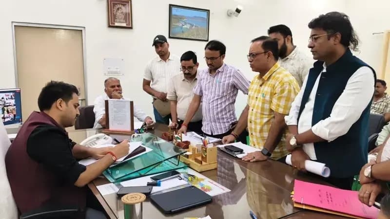 Sonbhadra News: डीएम ने डीएमएफ व राज्य योजना के कार्यों की समीक्षा की, पुल-सेतु परियोजनाओं में तेजी लाने के निर्देश.