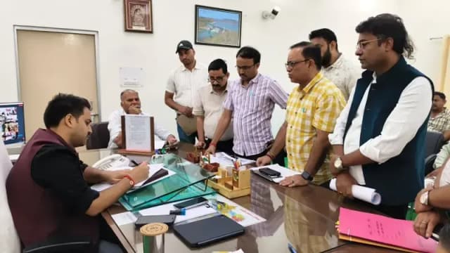Sonbhadra News: डीएम ने डीएमएफ व राज्य योजना के कार्यों की समीक्षा की, पुल-सेतु परियोजनाओं में तेजी लाने के निर्देश.