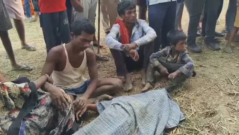 Chandauli News: आम बीनने गई महिला और बालिका पर गिरी आकाशीय बिजली, दोनों की मौत से गांव में पसरा मातम.
