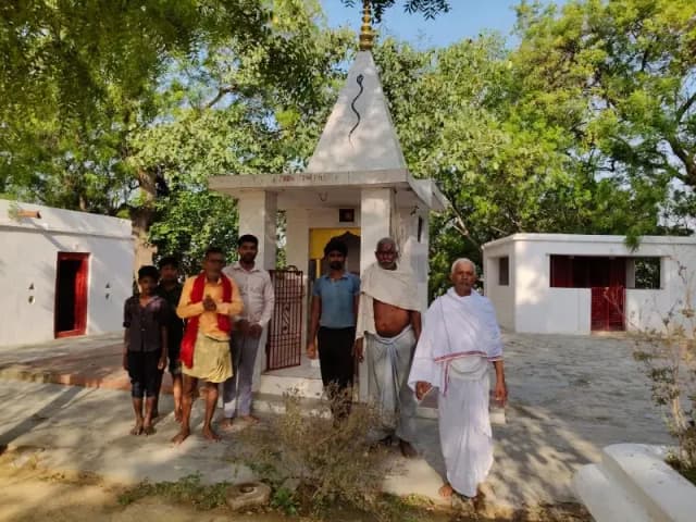 Chandauli News: गंगा किनारे तीन मंदिरों में चोरी, चांदी के मुकुट और घंटा लेकर फरार हुए चोर.
