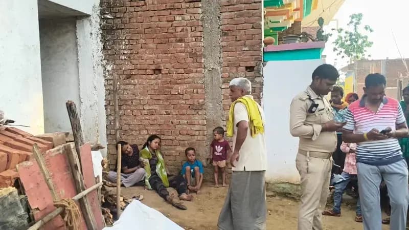 Chandauli News: फंदे से लटकता मिला युवक का शव, जांच में जुटी पुलिस.
