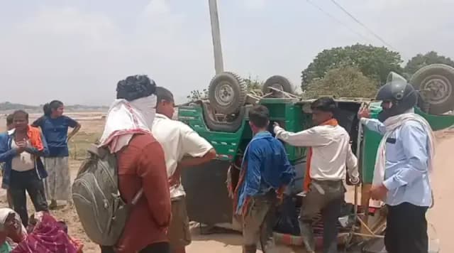 Sonbhadra News: तेज रफ्तार ट्रक को बचाने में पलटा ऑटो, महिला समेत 3 घायल रेफर.