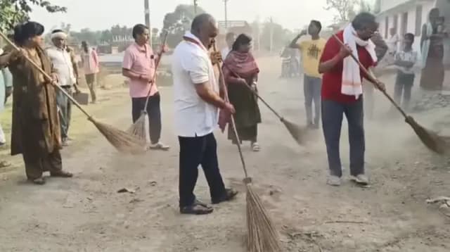 Sonbhadra News: प्रभारी मंत्री ने झाड़ू लगाकर दिया स्वच्छता का संदेश, किया वृक्षारोपण.