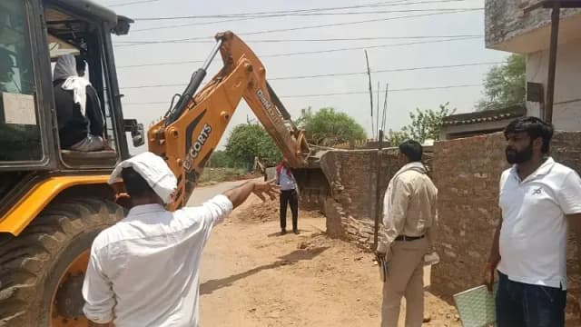 Sonbhadra News: ओम चौराहे पर चला बुलडोजर, नाली निर्माण में बाधा बने अतिक्रमण हटे.