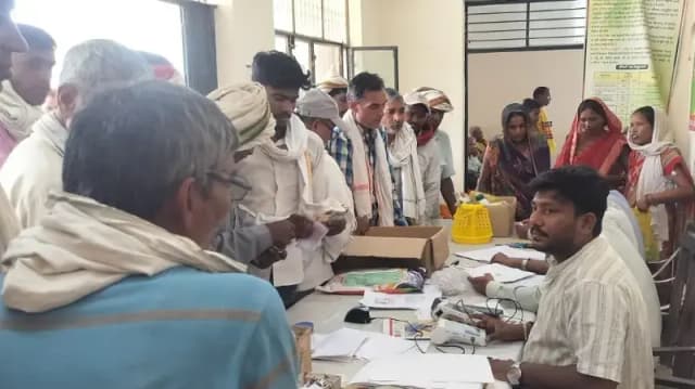 Sonbhadra News: निःशुल्क हरी खाद एवं धान बीज वितरण से किसानों को मिलेगा आर्थिक लाभ, चोपन के 30 ग्राम सभाओं के कृषक हो रहे लाभान्वित.