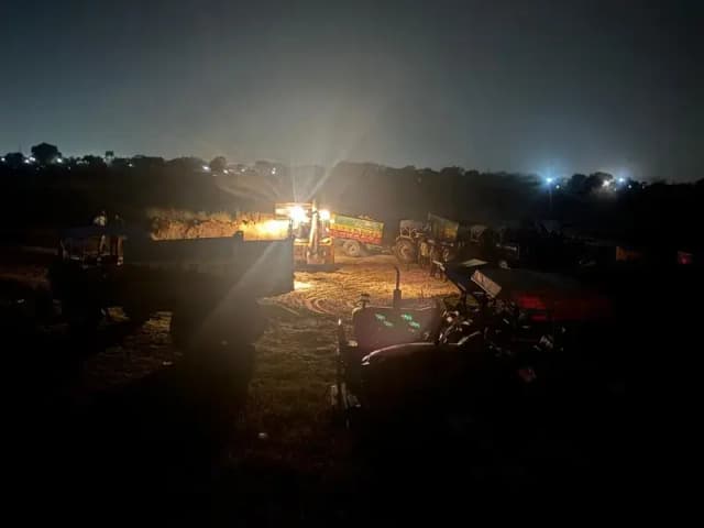 Chandauli News: मानक के विपरीत खनन का आरोप, ग्रामीणों ने किया प्रदर्शन, जांच की मांग.
