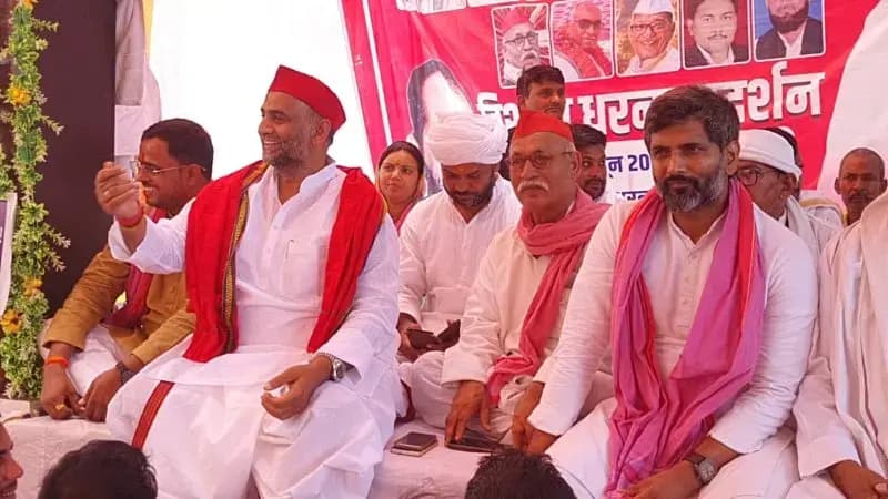 Chandauli News: नहरों में पानी, बिजली संकट और किसानों के मुद्दे पर सपा का धरना, मनोज सिंह डब्लू ने सरकार पर साधा निशाना.
