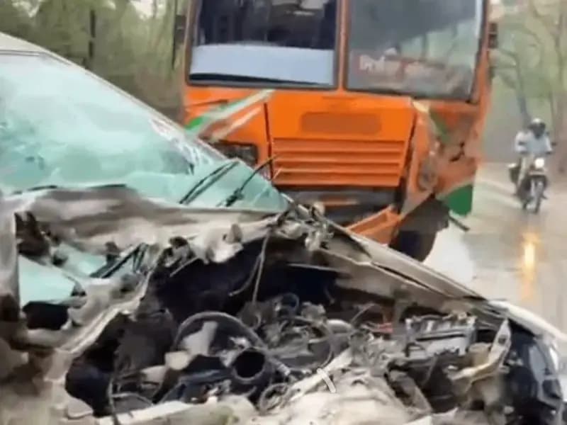 Sonbhadra News: बारिश में रफ्तार बनी हादसे की वजह, रोडवेज बस और इनोवा की टक्कर में दो घायल.