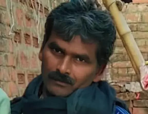 Chandauli News: सड़क किनारे खड़ी ट्रैक्टर-ट्रॉली से टकराई बाइक, मजदूर की मौत, परिवार में मचा कोहराम.
