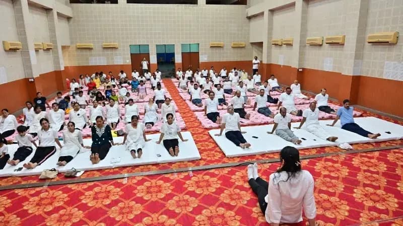 Sonbhadra News: 12वें अंतर्राष्ट्रीय योग दिवस पर एनटीपीसी रिहंद में "आयु के लिए योग" थीम पर हुआ आयोजन.